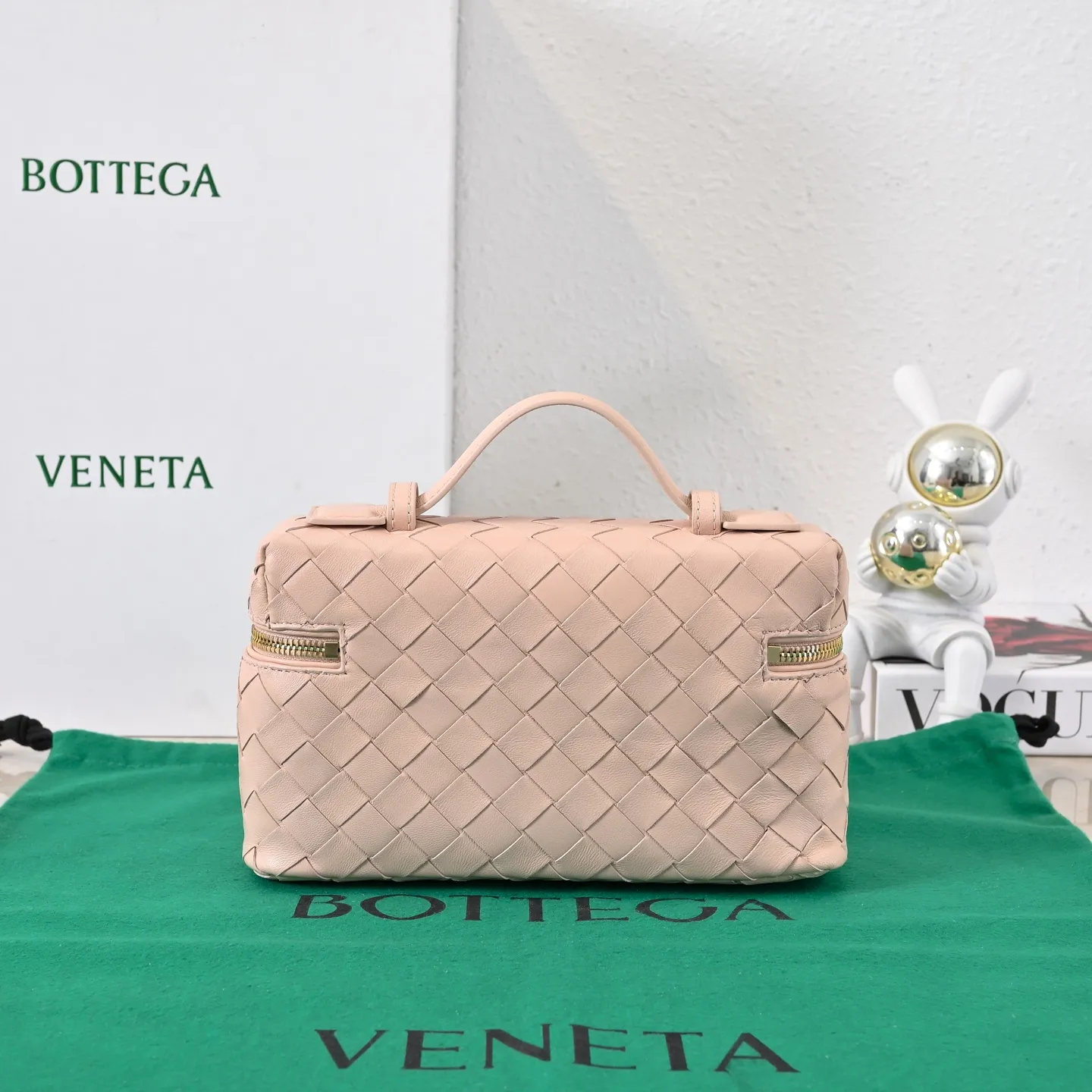 Batch 1360 Bottega Veneta 24 spring and summer woven zipper crossbody bag. A crossbody bag that can be used as a cosmetic bag. The exquisite weaving and compact body are an indispensable accessory for the upcoming summer. The double zipper also better protects the bag. It has a large capacity. If you like it, don’t miss it. Style number: 9109 Size: 22*12.5*5cm